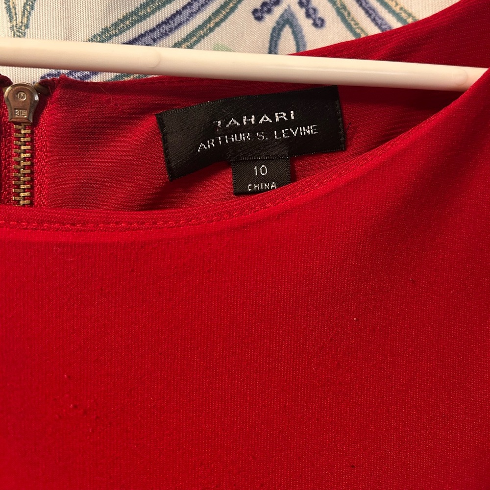 TAHARI ARTHUR LEVINE Elegant Red Dress w/ BEAUTIFUL Side Gathering Gold Buckle - Picture 4 of 6